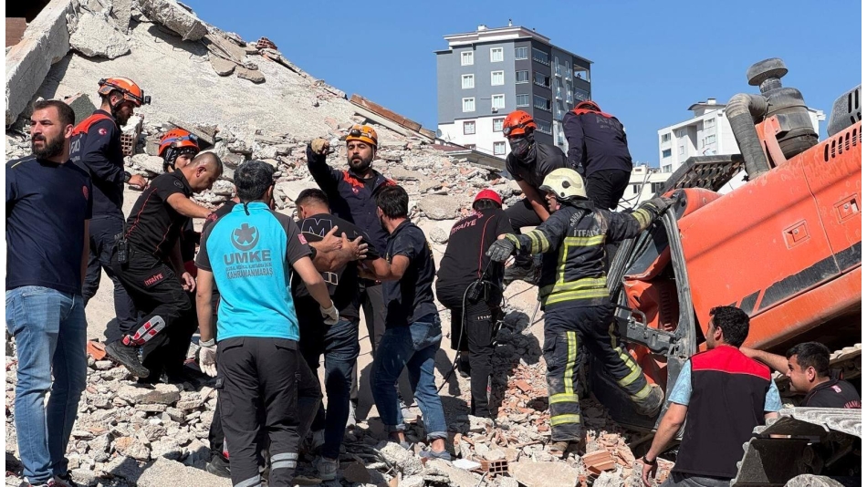 Ağır Hasarlı Bina Yıkılırken İş Makinesi Üzerine Yıkıldı