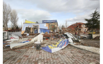 Siniri Geçmeyince Restoran ve Büfeyi İş Makinesiyle Yıktı!