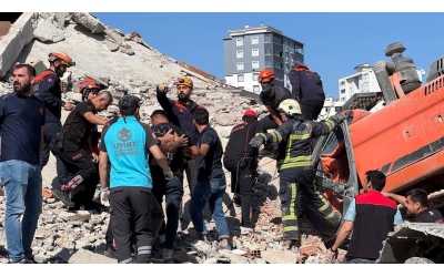 Ağır Hasarlı Bina Yıkılırken İş Makinesi Üzerine Yıkıldı