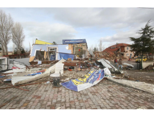 Siniri Geçmeyince Restoran ve Büfeyi İş Makinesiyle Yıktı!