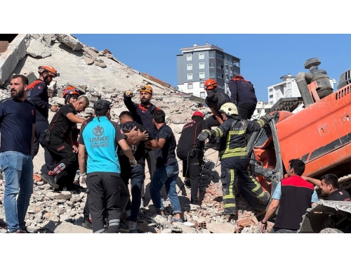 Ağır Hasarlı Bina Yıkılırken İş Makinesi Üzerine Yıkıldı