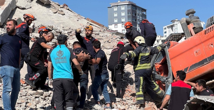 Ağır Hasarlı Bina Yıkılırken İş Makinesi Üzerine Yıkıldı