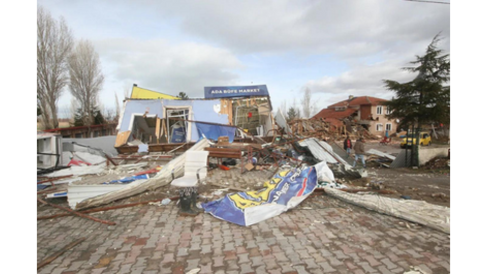 Siniri Geçmeyince Restoran ve Büfeyi İş Makinesiyle Yıktı!